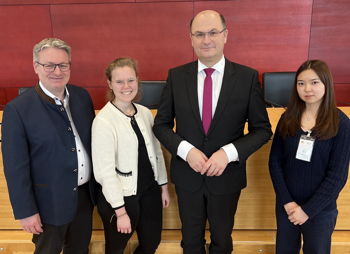 Haushaltsausschussvorsitzender Josef Zellmeier, Alexandra Schmid, Finanzminister Albert Fracker und Saikal Kazakbaeva.