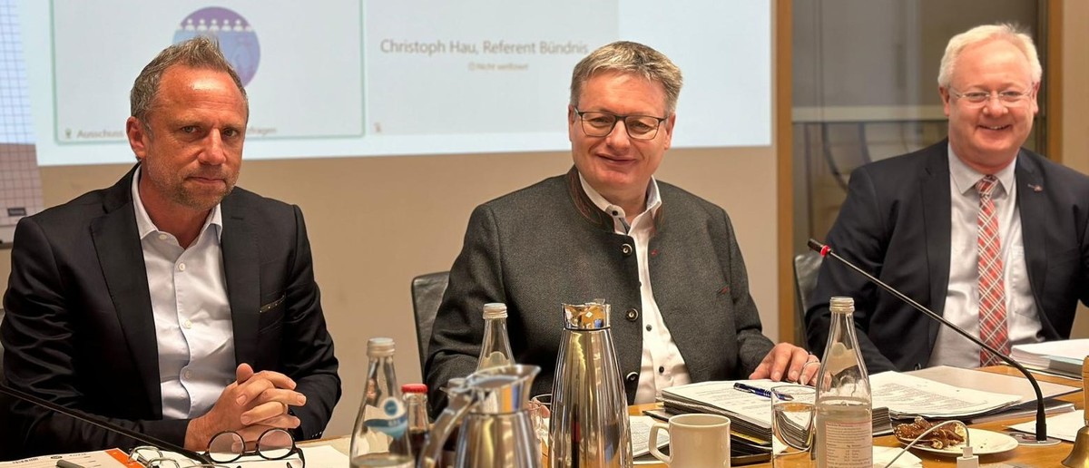 Der zustndige Umweltminister Thorsten Glauber mit Haushaltsausschussvorsitzendem Josef Zellmeier und Stellvertreter Bernhard Pohl bei der Beratung des nderungsantrags.