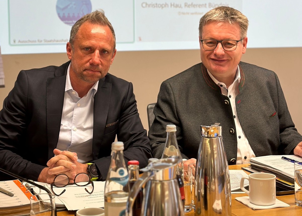 Haushaltsausschussvorsitzender Josef Zellmeier mit dem zustndigen Umweltminister Thorsten Glauber bei der Beratung des nderungsantrags.