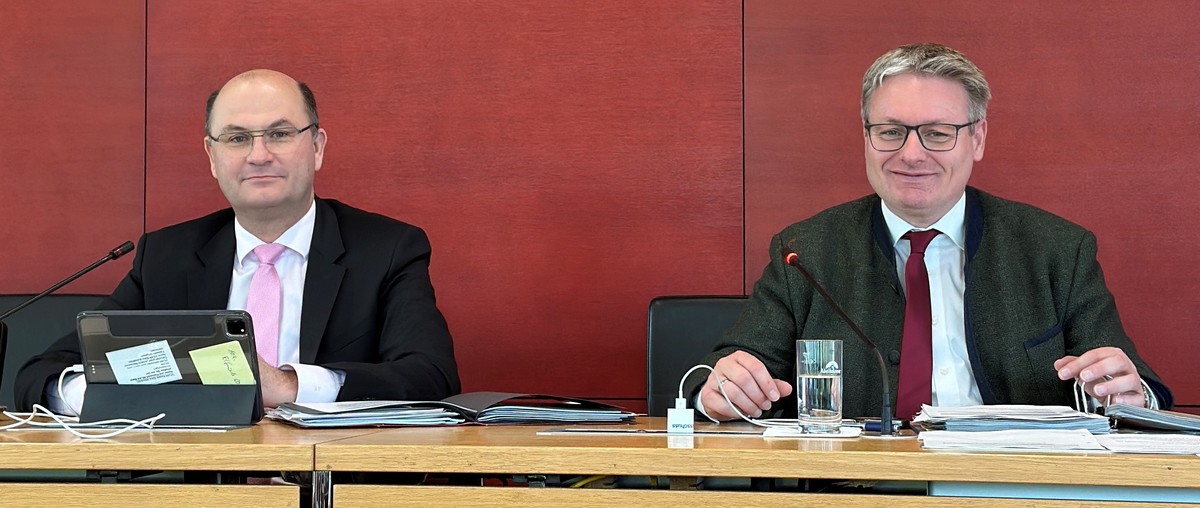 Der zustndige Finanzminister Albert Fracker freut sich mit Haushaltsausschussvorsitzenden Josef Zellmeier ber den Beschluss, die Frderung zum Wiederaufbau des Straubinger Rathauses bald auszuzahlen.