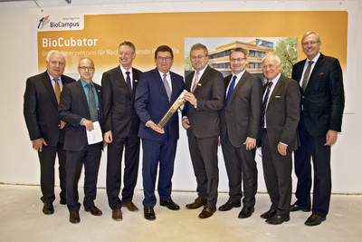 Wirtschaftsstaatssekret&auml;r Franz Josef Pschierer besuchte am 16. Dezember 2015 den Straubinger Hafen und sagte dabei eine F&ouml;rderung &uuml;ber 300.000 Euro f&uuml;r den Laborausbau im Biocubator zu, die die Landtagsabgeordneten Josef Zellmeier und Hans Ritt ma&szlig;geblich mit angesto&szlig;en haben. Gleichzeitig &uuml;bernimmt er die Schirmherrschaft f&uuml;r den Businesswettbewerb Plan B.<br />