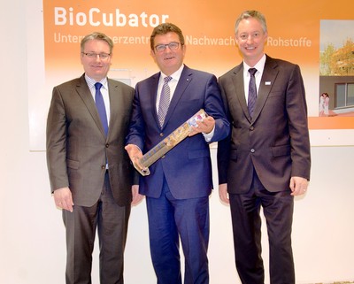 Wirtschaftsstaatssekret&auml;r Franz Josef Pschierer besuchte am 16. Dezember 2015 den Straubinger Hafen und sagte dabei eine F&ouml;rderung &uuml;ber 300.000 Euro f&uuml;r den Laborausbau im Biocubator zu, die die Landtagsabgeordneten Josef Zellmeier und Hans Ritt ma&szlig;geblich mit angesto&szlig;en haben. Gleichzeitig &uuml;bernimmt er die Schirmherrschaft f&uuml;r den Businesswettbewerb Plan B.<br />