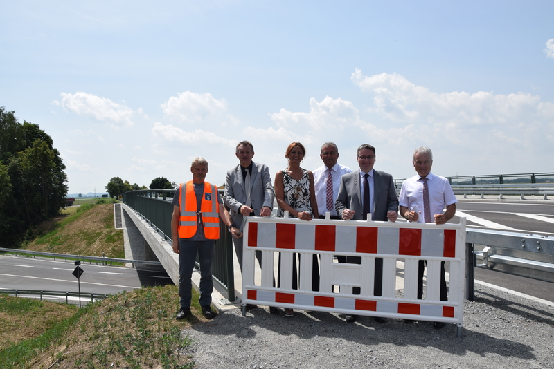 Von rechts: Leiter des Bauamts Passau Robert Wufka, Staatssekretär Josef Zellmeier, Landrat Josef Laumer, die Straubinger Tiefbauamtsleiterin Cristina Pop, MdL Hans Ritt; Quelle: Christoph Urban / Straubinger Tagblatt