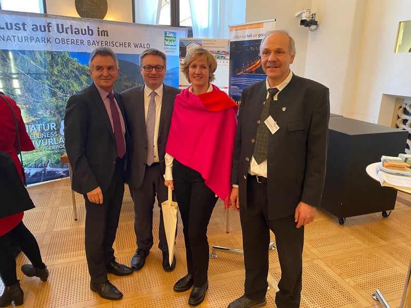 Die Bayerischen Naturparke haben sich vor kurzem mit einer Ausstellung den Landtagsabgeordneten im Maximilianeum vorgestellt und ihre Arbeit pr&auml;sentiert. Was nicht alle wissen: Selbst der Landkreis Straubing-Bogen liegt rund zur H&auml;lfte im Nationalpark Bayerischer&nbsp;Wald. Das segensreiche Wirken der Naturparke unterst&uuml;tzt der Freistaat mit einer hohen F&ouml;rderung!<br />