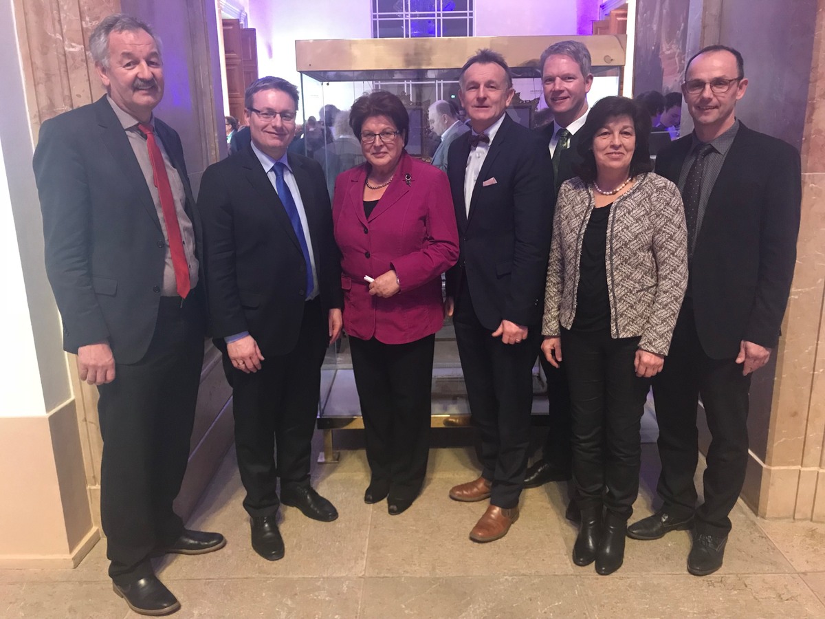 Die Delegation aus der Region Straubing-Bogen: BBV-Bezirksprsident Gerhard Stadler, MdL Josef Zellmeier, Landtagsprsidentin Barbara Stamm, MdL Hans Ritt, stellv. Kreisobmann Franz Schreyer, Kreisbuerin Claudia Erndl, stellv. Kreisobmann Franz Lehner.