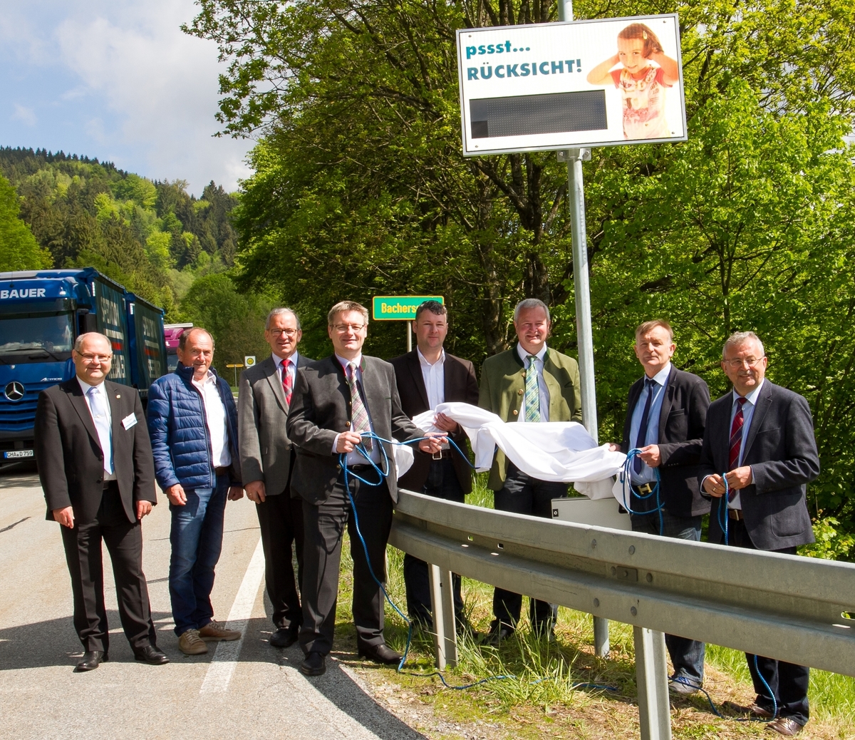 (v.l.): PVA-Prsident Timo Payer, zweiter Brgermeister Hans Liebl (Neukirchen), Brgermeister Rudi Seidenader (Neukirchen), MdL Josef Zellmeier, Matthias Wallner (Neukirchen), Brgermeister Anton Piermeier (St. Englmar), MdL Hans Ritt, Landrat Josef Laum