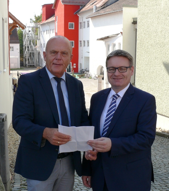 Bildbeschreibung: Staatssekretär Zellmeier machte sich gemeinsam mit Bürgermeister Wellenhofer persönlich ein Bild von den Gegebenheiten in Pfaffenberg