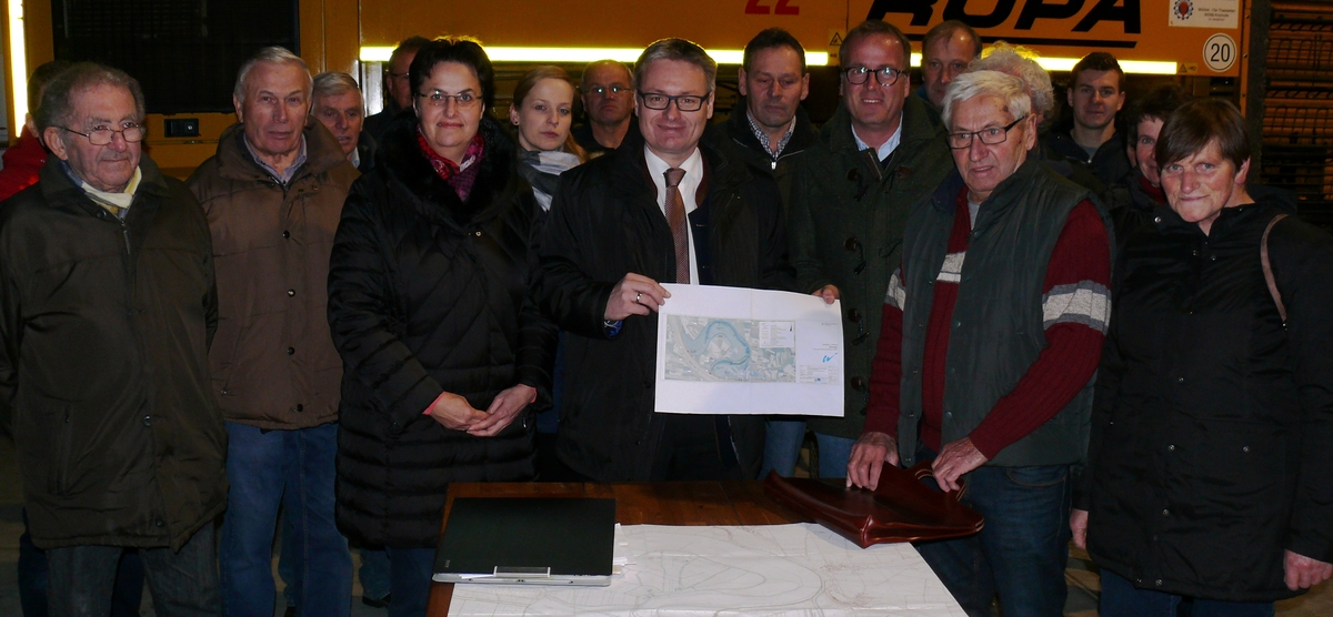 MdL Josef Zellmeier, Stadtrat Holger Frischhut, CSU-Bezirksvorstandsmitglied Claudia Meier mit einem Teil der Betroffenen des berauer Polders.