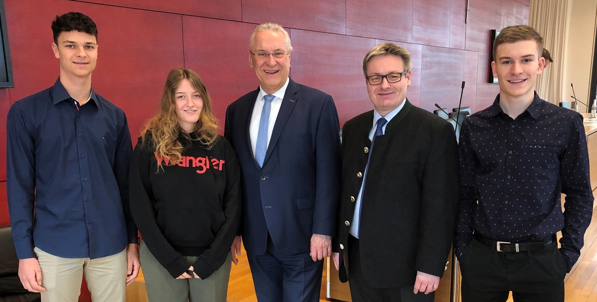 Haushaltsausschussvorsitzender Josef Zellmeier gemeinsam mit Barbara Harlander, Robert Kimmerling und Innenminister Joachim Herrmann