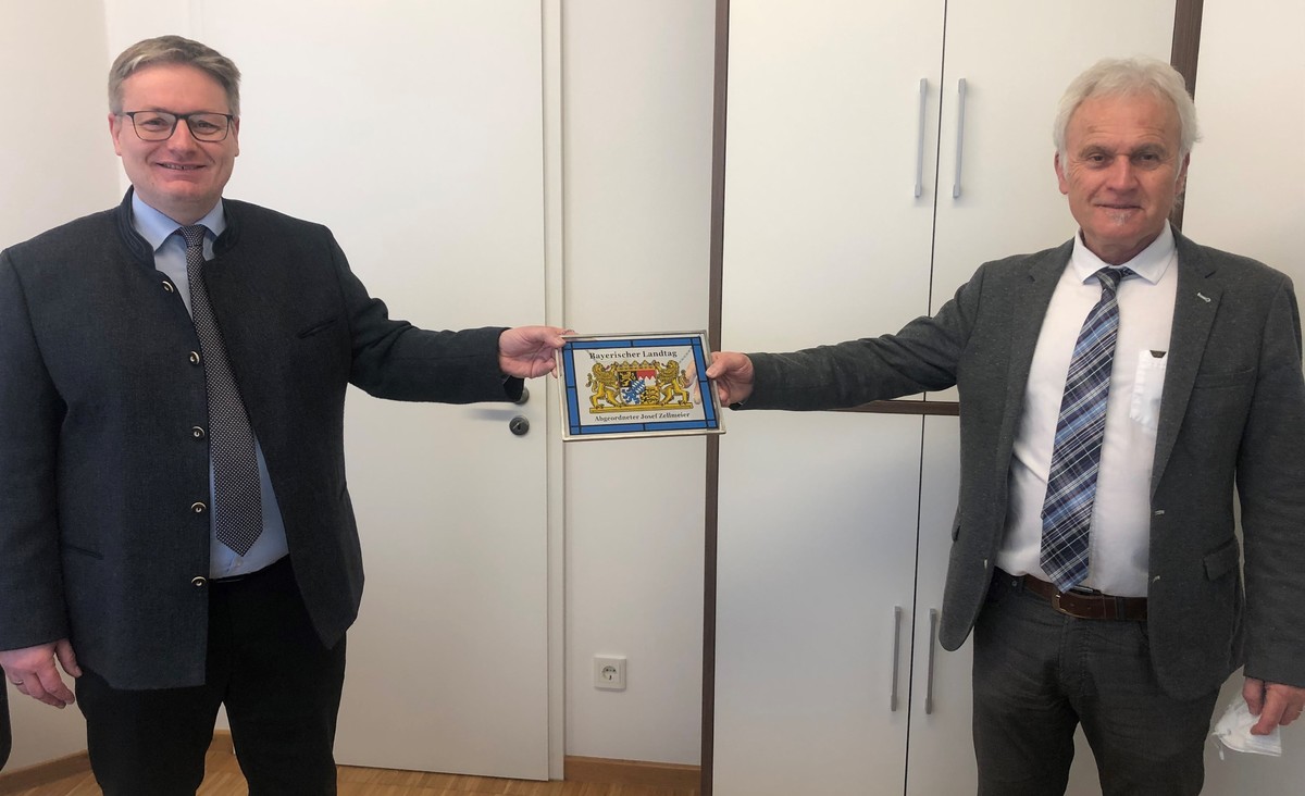 MdL Zellmeier übergibt an den scheidenden Leiter des Bauamts Passau als Anerkennung eine Wappentafel des Bayerischen Landtags
