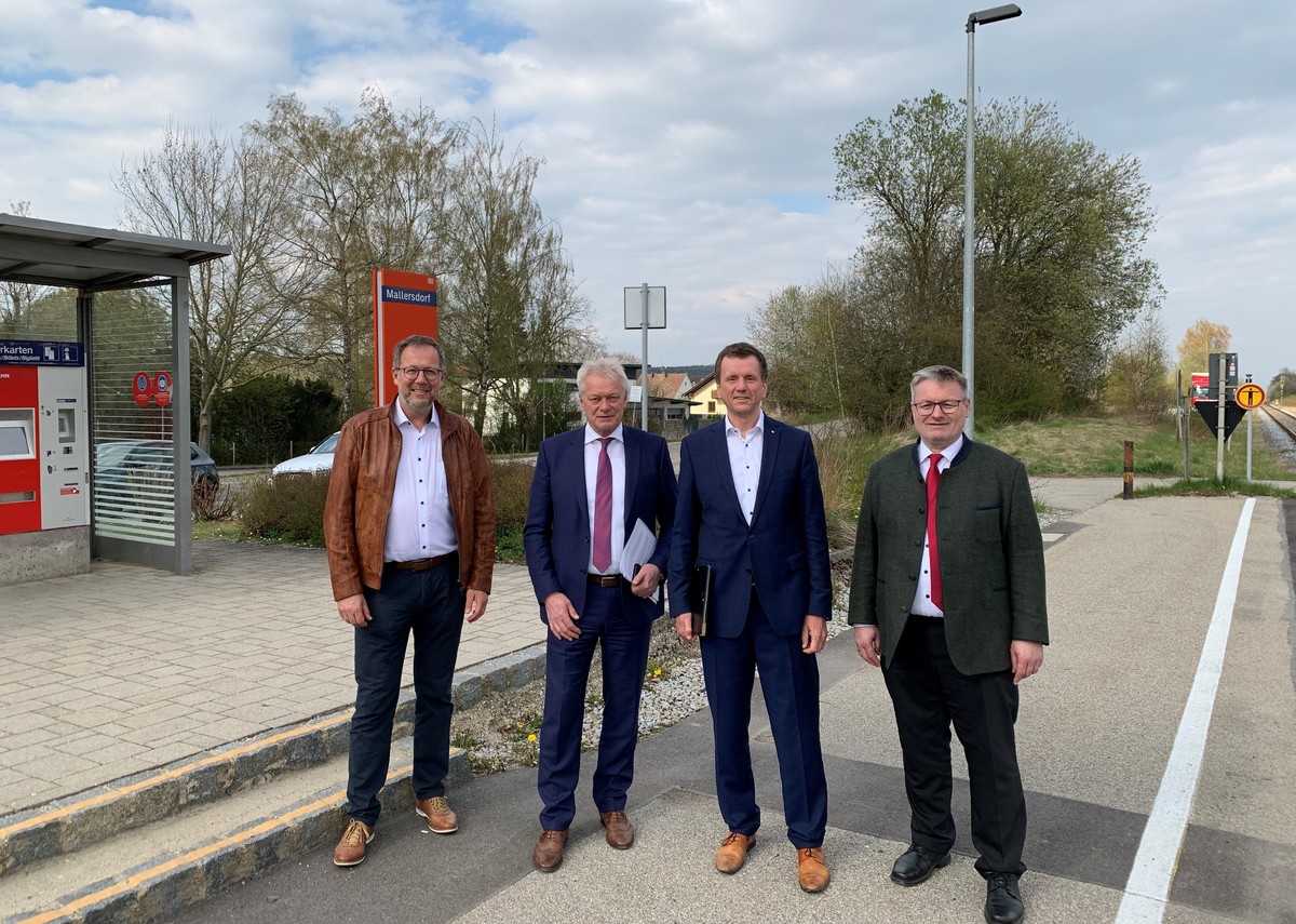 Brgermeister Christian Dobmeier, MdB Alois Rainer, DB-Konzernbevollmchtigter Klaus-Dieter Josel und MdL Josef Zellmeier (von links) freuen sich ber das Weiterbestehen der Bahnstation in Mallersdorf.