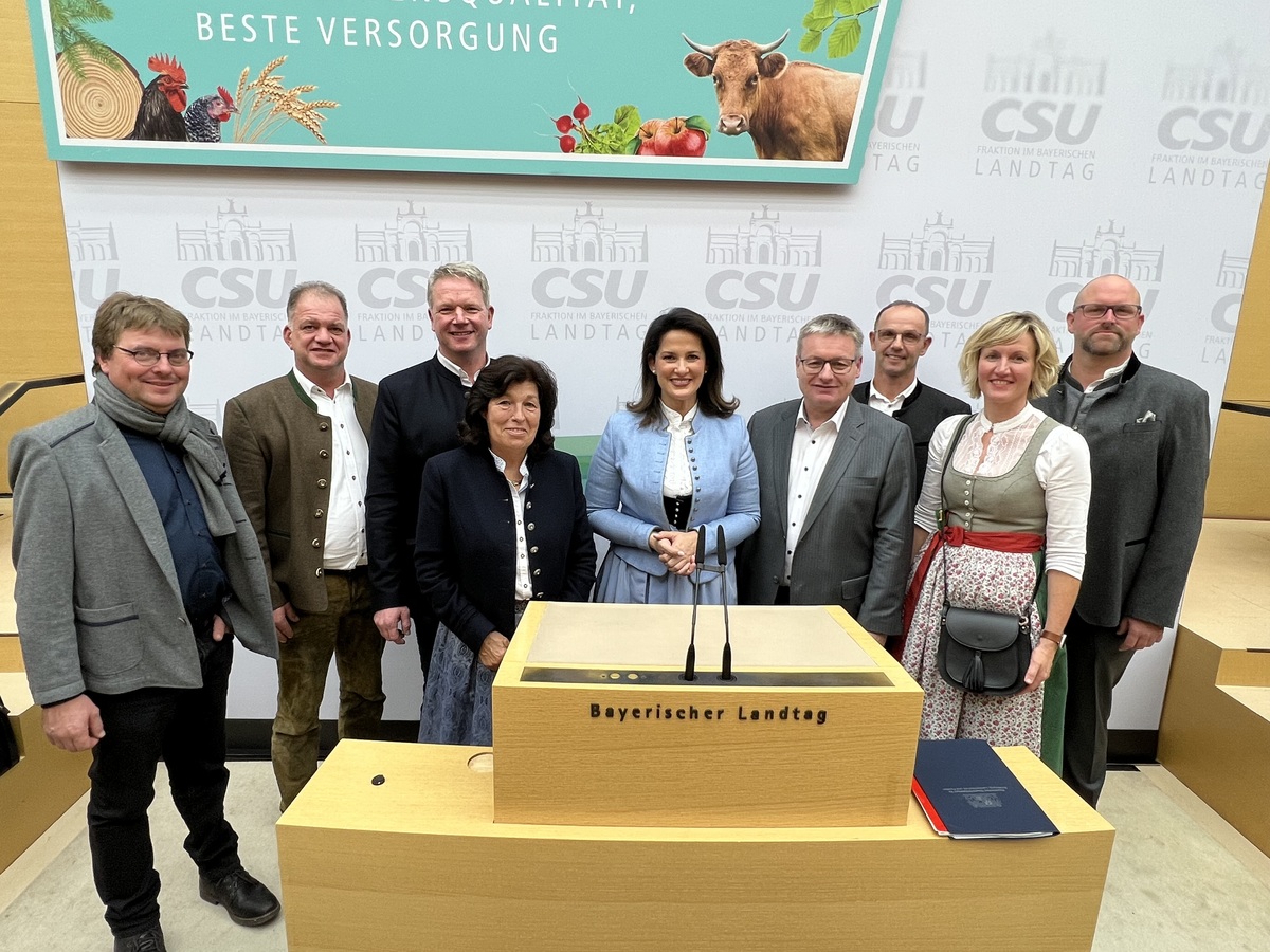 (v.l.) Franz Huber, stv. BBV-Kreisobmann Josef Heisinger, BBV-Kreisobmann und Bezirksrat Franz Schreyer und Bezirksbuerin Claudia Erndl mit Landwirtschaftsministerin Michaela Kaniber, MdL Josef Zellmeier, Franz Lehner, MdL Petra Hgl sowie stv. BBV-Kreis