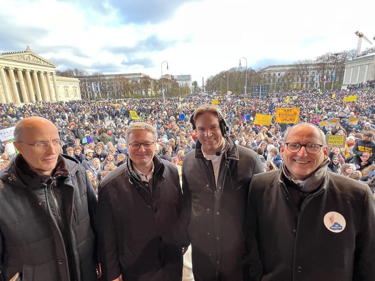 MdL Zellmeier (2.v.l.) auf der Bhne vor ber 12.000 Demonstranten mit v.l. Bernd Dietrich, Vorsitzender des Verbandes Bayerischer Privatschulen, Moderator Florian Huber (VBP) und RFS-Sprecher Peter Kosak.