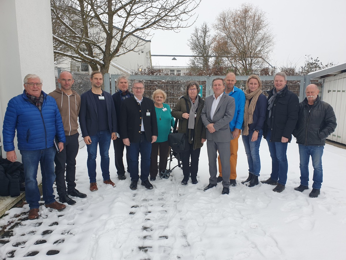 Der Maregelvollzugsbeirat mit Vorsitzendem MdL Josef Zellmeier (5.v.l.), MdL Toni Schuberl (3.v.l.) und rztlichem Direktor Prof. Joachim Nitschke (5.v.r.)