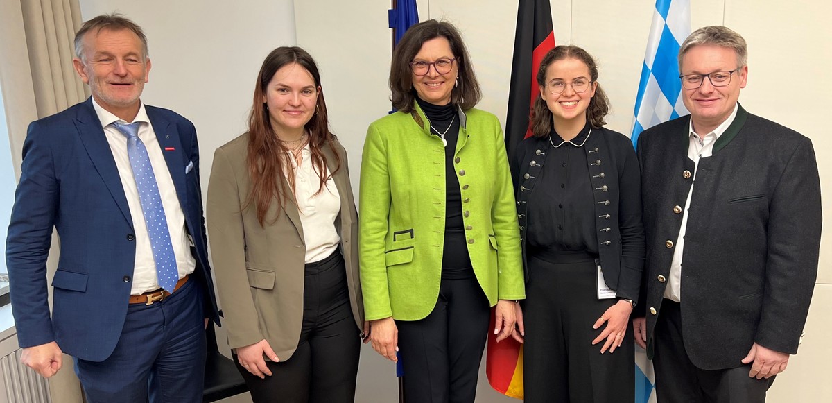 MdL Hans Ritt, Anna Scheidhammer, Landtagsprsidentin Ilse Aigner, Marie Klostermeier und Haushaltsausschussvorsitzender Josef Zellmeier nach einem gemeinsamen Termin im Maximilianeum