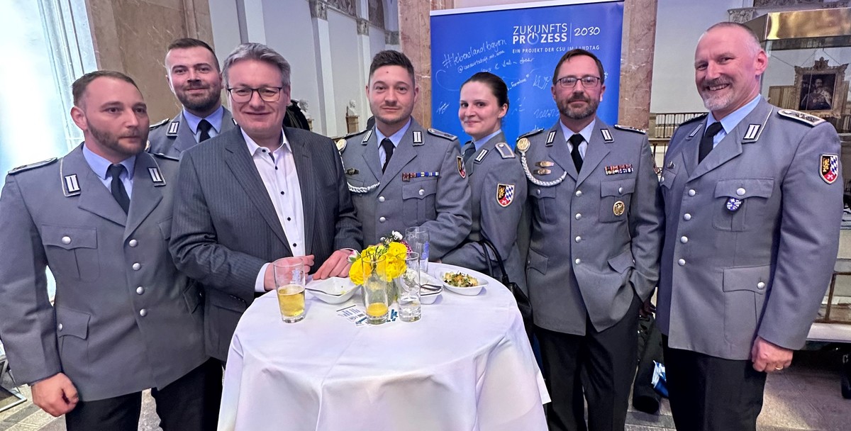 MdL Josef Zellmeier mit einer Abordnung der Bundeswehrkaserne aus Bogen.