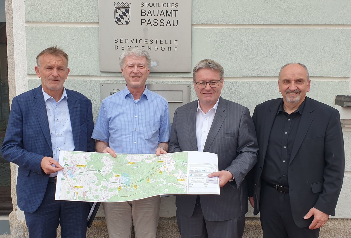 MdL Hans Ritt, stv. Bauamtsleiter Kurt Stmpfl, MdL Josef Zellmeier und Bauamtsleiter Norbert Sterl vor der Servicestelle Deggendorf des Staatlichen Bauamtes.