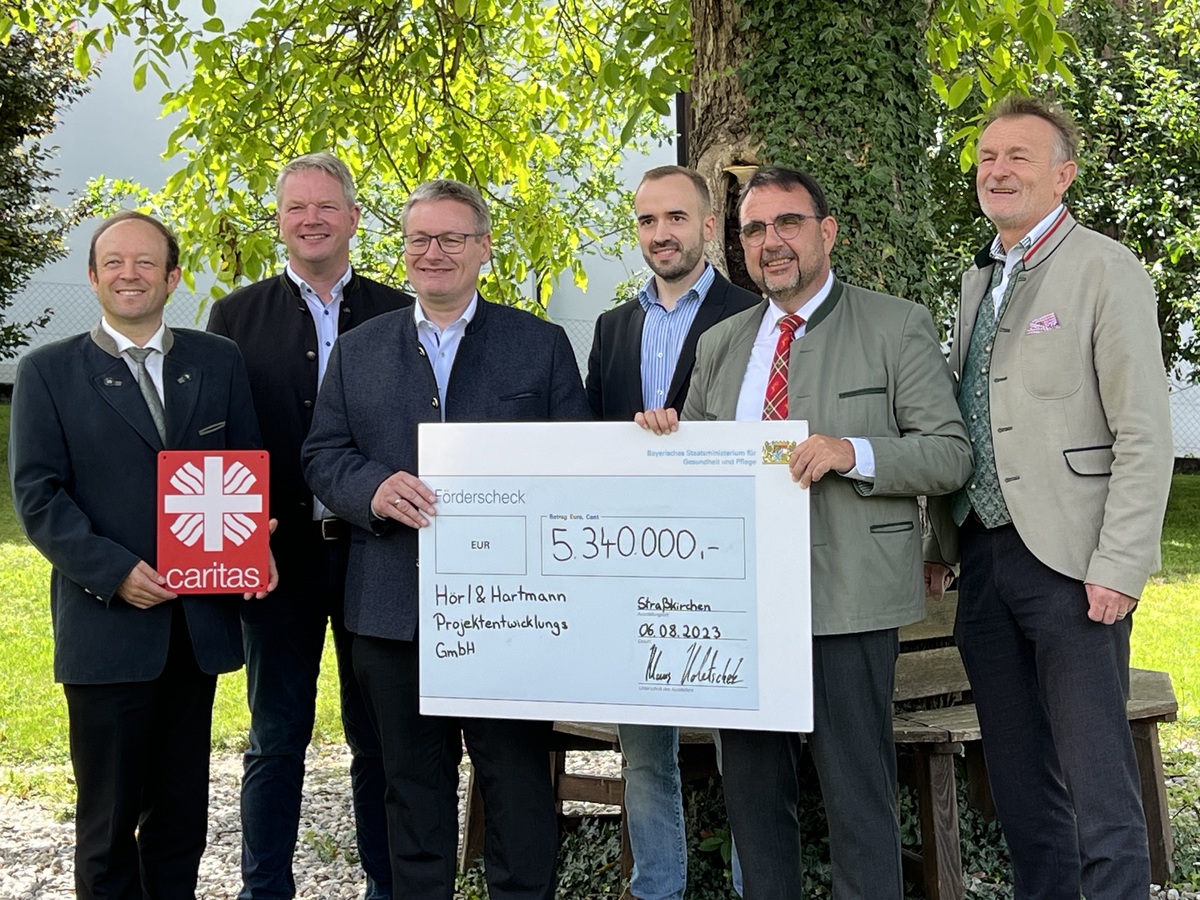 Strakirchens Brgermeister Dr. Christian Hirtreiter, Bezirksrat Franz Schreyer, MdL Josef Zellmeier, Caritas-Vorstand Nicolas Scheidler, Staatsminister Klaus Holetschek und MdL Hans Ritt bei der Scheckbergabe.