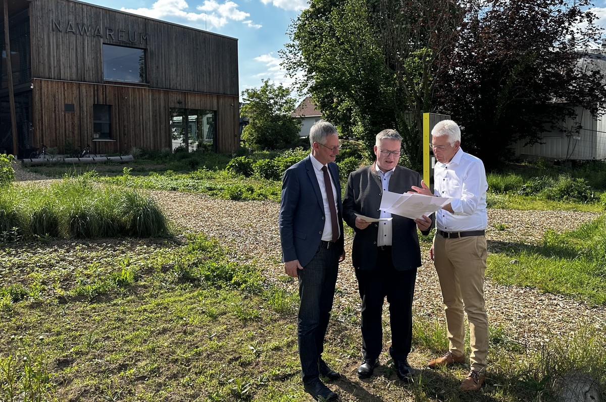 MdL Zellmeier bespricht im Vorfeld der Ausschusssitzung mit Oberbrgermeister Pannermayr und TFZ-Leiter Dr. Widmann vor Ort die Planunterlagen. 