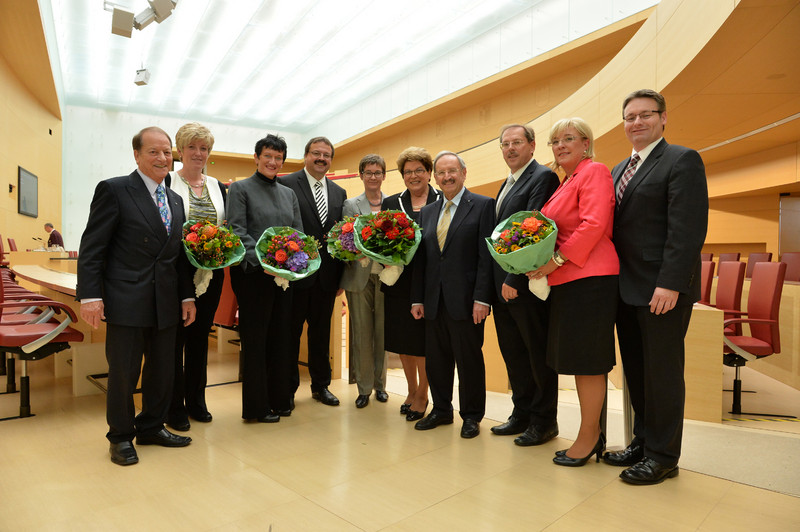 Das neue Prsidium des Bayer. Landtags, v.r. Josef Zellmeier, Sylvia Stierstorfer, Hans Herold, 1. Vizeprsident Reinhold Bocklet, Landtagsprsidentin Barbara Stamm, Vizeprsidentin Ulrike Gote, Vizeprsident Peter Meyer, Vizeprsidentin Inge Aures, Angel